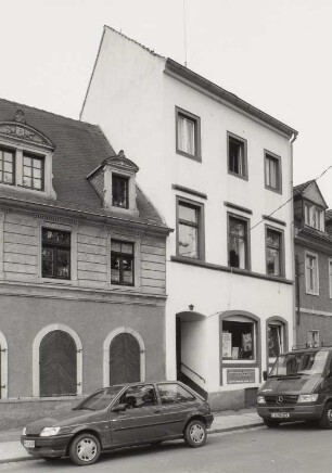 Wohnhaus mit Laden