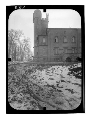 Märkisch Wilmersdorf. Gutshaus (1801, Umbau 1901). Parkseite mit Wohnturm (Teilansicht)