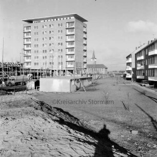 Marktplatz: links das Rathausgebäude, davor Baustelle des Anbaus, rechts Wohngebäude des Stonsdorfer Weges, im Hintergrund das Kirchliche Zentrum Falkenberg: Blick von Süden