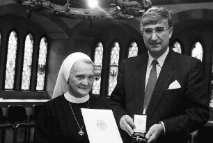 Freiburg im Breisgau: Schwester Herminfrieda erhält von Oberbürgermeister Rolf Böhme das Bundesverdienstkreuz