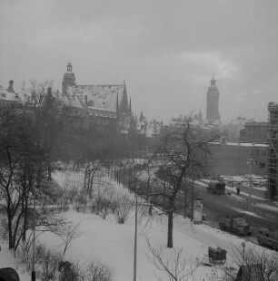 Blick auf den Dittrichring im Winter, mit Neuem Rathaus (rechts) und Thomaskirche (links oben)