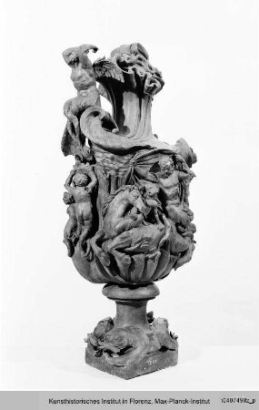 Prunkkanne mit Relief des Neptun - Urna con pesci sulla base, tritoni, arpie e bassorilievo nella pancia davanti e di dietro
