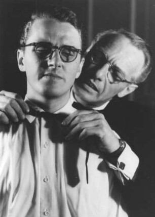 Die Schauspieler Harry Meyen (1924-1979) und Helmuth Rudolph (1900-1971); aufgenommen 1947 im Thalia Theater Hamburg