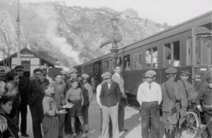 Bahnhof Taormina-Giardini : Reisefotos Italien. Sizilien. Taormina-Villagonia. Bahnhof Taormina-Giardini. Bahnsteig mit Reisenden an einem Zug