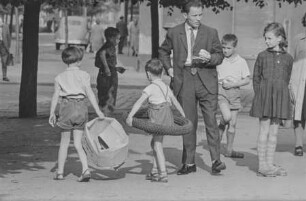 Straßenszene in Berlin mit Kindern. SW-Foto © Kurt Schwarz.