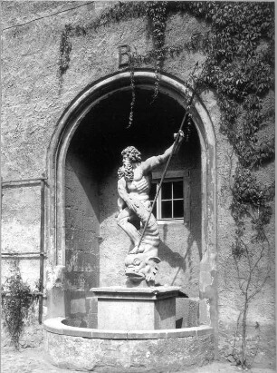 Wandbrunnen mit Neptun auf Delphin (18. Jh.)