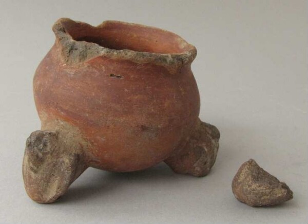 Tripod clay vessel