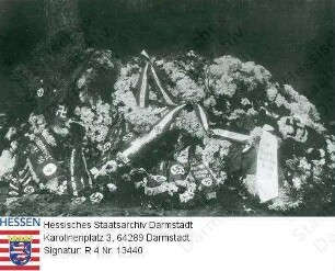 Gemeinder, Peter (1891-1931) / Beerdigung auf dem Waldfriedhof in Darmstadt / Aufnahme des geschmückten Grabes