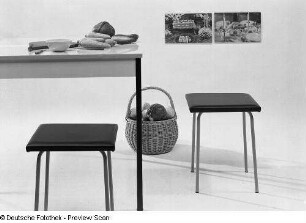 Hocker (Modell BE 15) : Zwei Hocker (1973; Geringswalder Sitzmöbelindustrie (JV)). Ansicht mit Küchentisch