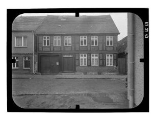 Lübz, Schulstraße 2. Wohnhaus mit Durchfahrt. Straßenfront