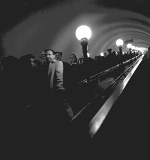 Passagiere auf einer Rolltreppe der Moskauer Metro