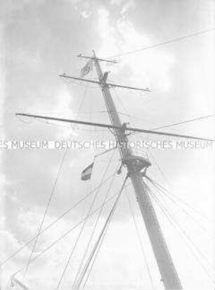 Mast des Hochseepassagierdampfers "Bremen" aus der Froschperspektive, mit Handelsflagge des Norddeutschen Lloyd