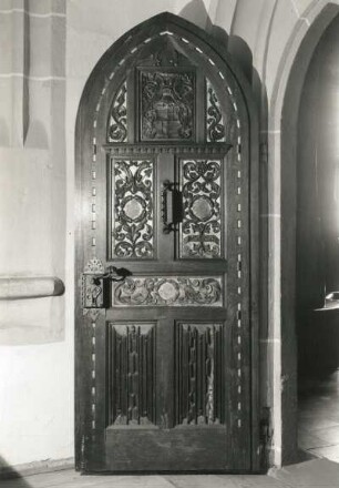 Tür mit ostfriesischer Füllung von 1557. Eiche, geschnitzt, Schmiedeeisen. Um 1870/1880. Meißen: Albrechtsburg T 58/1310, 2. Geschoß, Kleiner Gerichtssaal