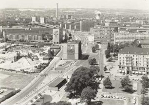 Dresden. Blick vom Rathausturm über den Dr.-Külz-Ring und die Budapester Straße nach Westen