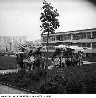 Dresden-Johannstadt, Dürerstraße 50, Serie: Kindergärten und -krippen, Kindergarten. Außenanlage mit Bungalow und Kindergruppe