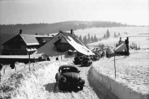 Schauinsland: Straße zur Halde (Hofsgrund) mit Autos