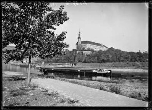 Tetschen (Decin/Tschechische Republik). Blick über die Elbe zum Schloss Tetschen