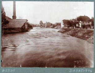 Die Weißeritz während des Hochwassers am 30./31. Juli 1897, links eine zerstörte Fabrik in Potschappel (Freital)