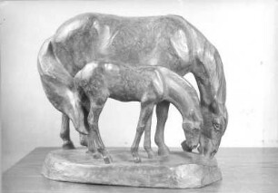 Weidende Stute mit Fohlen. Bronze; H. 27,5 cm (vor 1945; E. Richter). Dresden-Striesen, Borsbergstraße 11, Atelier der Bildhauerin