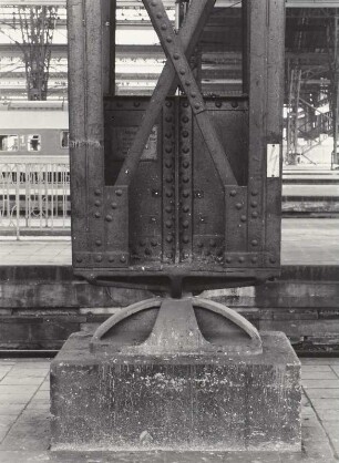 Leipzig Hauptbahnhof, Längsbahnsteighalle, Karig, Fa. Louis Eilers. Auflager und Binderfuß auf dem Gepäckbahnsteig