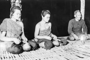 Gruppe der Porr beim Musizieren (Deutsche Ostasien-Expedition 1937/1939)