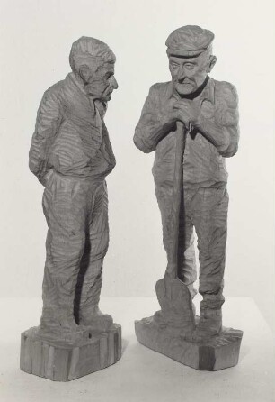 2 Figuren: Alter (links) und Ruhepause (rechts)