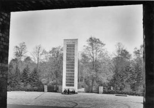 Hamburg. Die 1949 errrichtete Stele für die Opfer der Nationalsozialistischen Verfolgung auf dem Friedhof Ohlsdorf