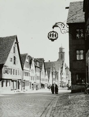 Dinkelsbühl, Seringer Straße, Blick nach Osten auf den Turm der St. Georgskirche