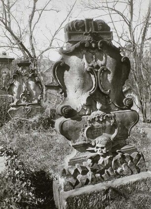 Güntzplatz, Eliasfriedhof, Stehender Grabstein mit 2 Kartuschen und Totenschädel-Felssockel