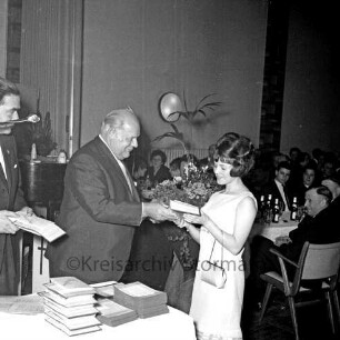 Industrie- und Handelskammer Lübeck (IHK): Oldesloer Hof: Freisprechung von Bürogehilfen, Kaufmannsgehilfen und Facharbeitern: Horst Nelius überreicht Eva-Marie Krause eine Urkunde und eine Buchprämie