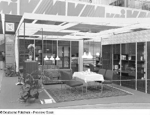 Ausstellungskoje mit Tisch-Stuhl-Ensemble des VEB Polstermöbel Halle im VEB Möbelkombinat Wi-We-Na Dessau