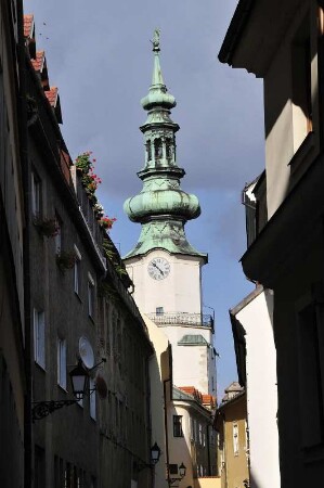 Durchblick zum Torturm : Durchblick durch eine enge Altstadtgasse zum Turm des Michaeler Tores. Aufgenommen in Bratislava am 7. September 2009. Foto Uwe Gerig