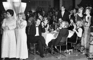 Freiburg: Ball de Garnison, [Publikum der Tanzvorführung]