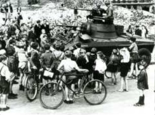 Amerikanischer Panzer in der Trümmerstadt, Juni 1948.