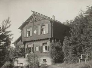 Wohnhaus (oder Ferienheim) mit Schild "Touristenverein der Naturfreunde"