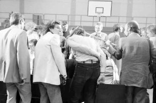 1979 Nobelpreisträgertagung Physik; Gruppen in der Sporthalle: Rudolf L. Mößbauer-Tisch umlagert [Mößbauer nicht zu sehen]