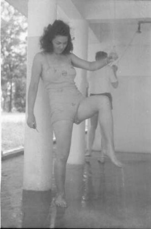 Bukarest: Strandbad Floreasca, Elvira Suvei unter der Dusche
