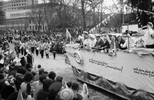 Freiburg: Fasnetumzug 1970 [Umzugswagen, Matrosen]
