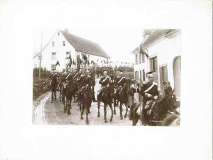 Eskadron des Regiments im Manöver bei Löffingen, Ulanen mit Fahnen auf Dorfstrasse reitend, am Strassenrand Zivilbevölkerung