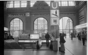 Frankfurt: Hauptbahnhof, Innenhalle, Ausgang zur Stadt