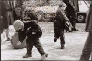 Im Schnee spielende Kinder (Altersgruppe 14-17)