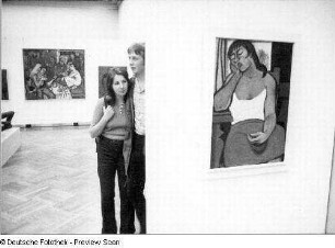 Dresden-Altstadt. Albertinum. VII. Kunstausstellung der DDR, 05.10.1972-25.03.1973. Seitenkabinett. Raumaufnahme mit Ausstellungsbesuchern
