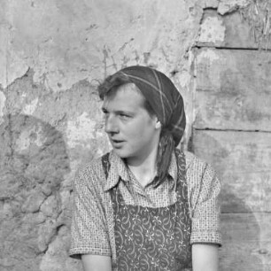 Porträt einer jungen Frau bei Familie Nowick in Burg Kauper. : Portret młodeje žony pola Nowickec swójby w Kupaŕskich Bórkowach.