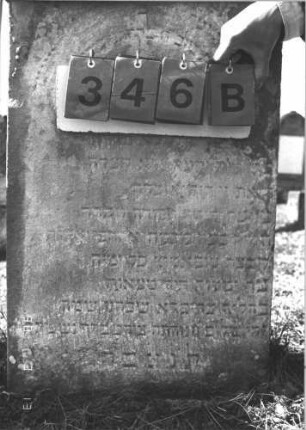 Grabstein 346 (Index: 99786255) Zustand: oberer rechter Rand abgeblättert, stark verwittert Maße HxBxT: 93x61x18 cm: Grabstein 346B