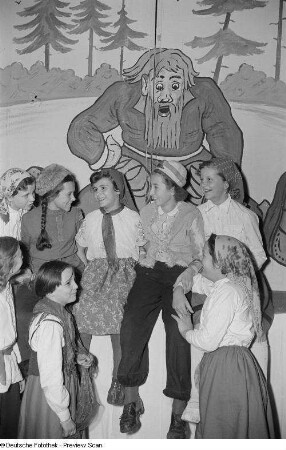 Kinder vor einem Theaterauftritt