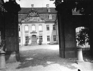 Schloss Dahlen : Dahlen. Schloss (1744-1751). Blick durch das geöffnete Tor zum Mitteltrakt