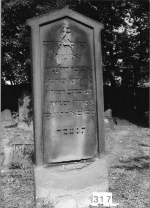 Grabstein 317 (Index: 99629850) Material: Sandstein Zustand: abgeblätt. oben Textverl/verwitt. Sockel Maße HxBxT: 162x62x10 cm Beschreibung: Stele auf Sockel, giebelartiger Abschluß, Schriftfeld eingetieft: Grabstein 317