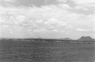 Panorama : Küstenlinie von Assab, mit Hafen und Vulkanfeld