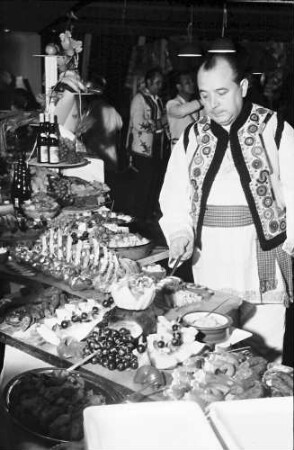 Freiburg: Kaufhof; rumänische Woche; Köche bauen Buffet auf