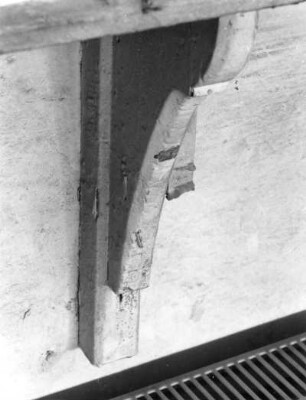 Dresden-Hellerau, Moritzburger Weg 68. Deutsche Werkstätten Hellerau. Werksgebäude. Detail: Stütze am Fensterbrett